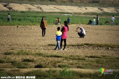 广州:芙蓉嶂水库干涸龟裂,湖底成“游乐场”